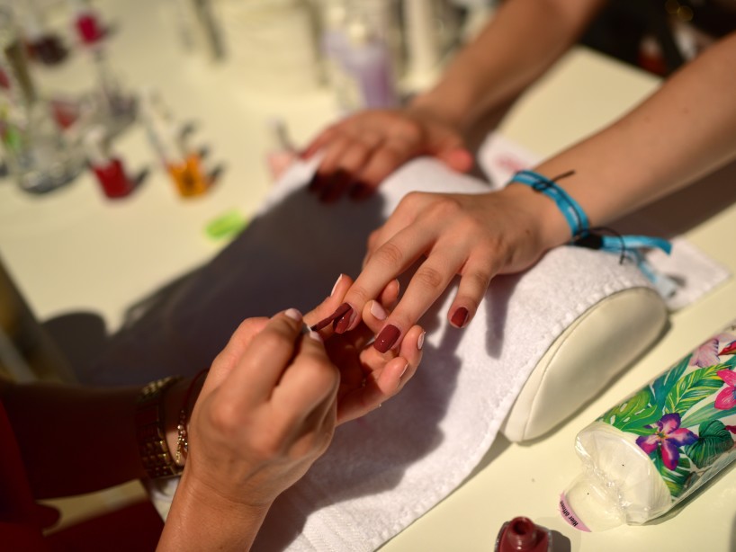 como-limpiar-retirar-uñas-acrilico-coronavirus-estetica-27-de-abril-2020