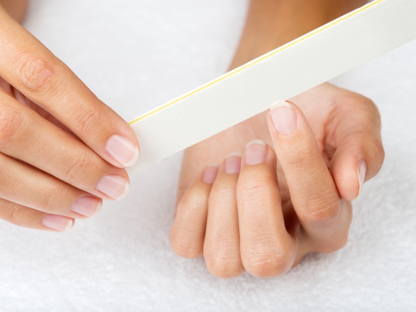 como-limpiar-retirar-uñas-acrilico-coronavirus-esmalte-frances-27-de-abril-2020