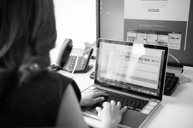 adaptar tu casa para home office compuradora mujer escribiendo 23 de abril 2020