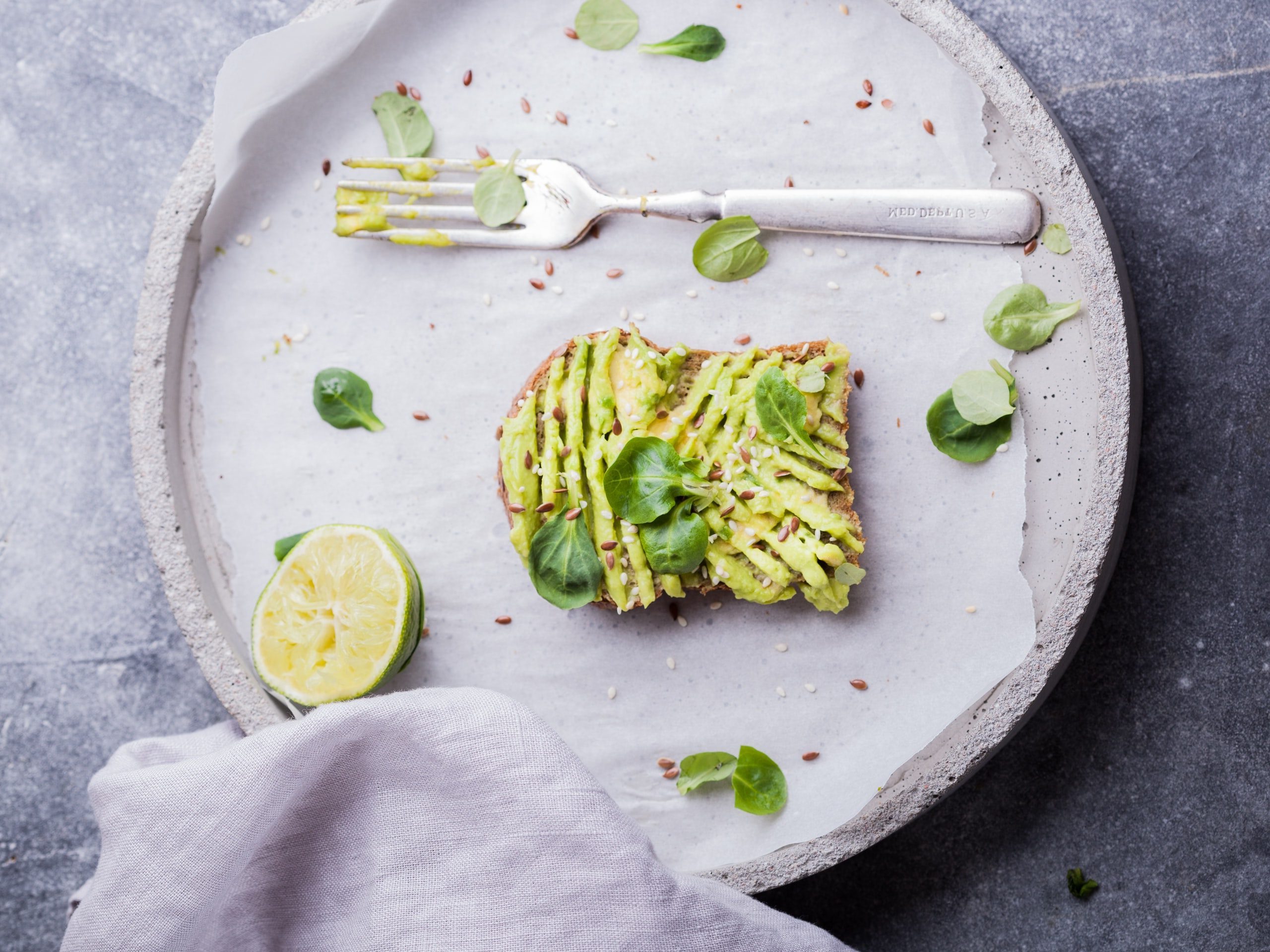 alimentos-para-aumentar-gluteos-aguacate-tostada-28-de-mayo-2020
