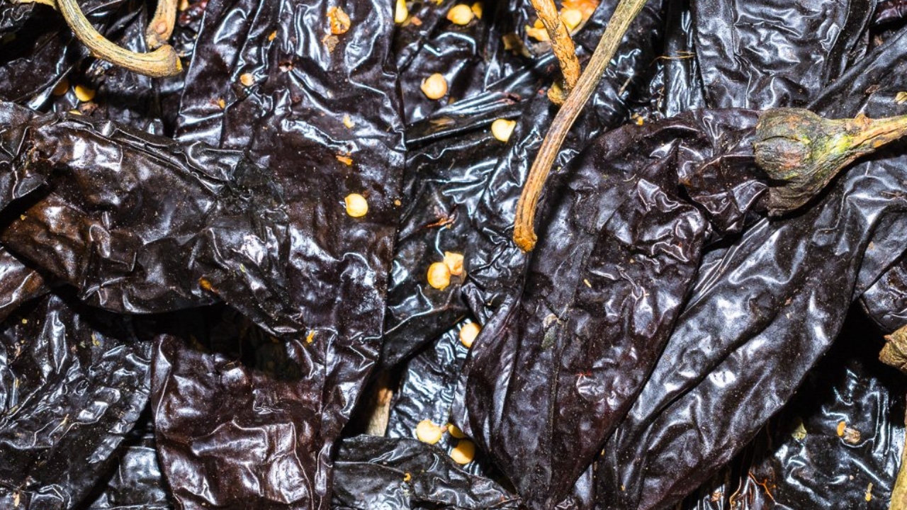 Receta-Prepara-una-deliciosa-salsa-de-miltomate-y-chile-pasilla-con-solo-4-ingredientes 27/05/20