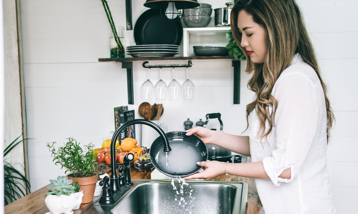 lavar-sartenes-cocina-trastes-29-de-junio-de-2020