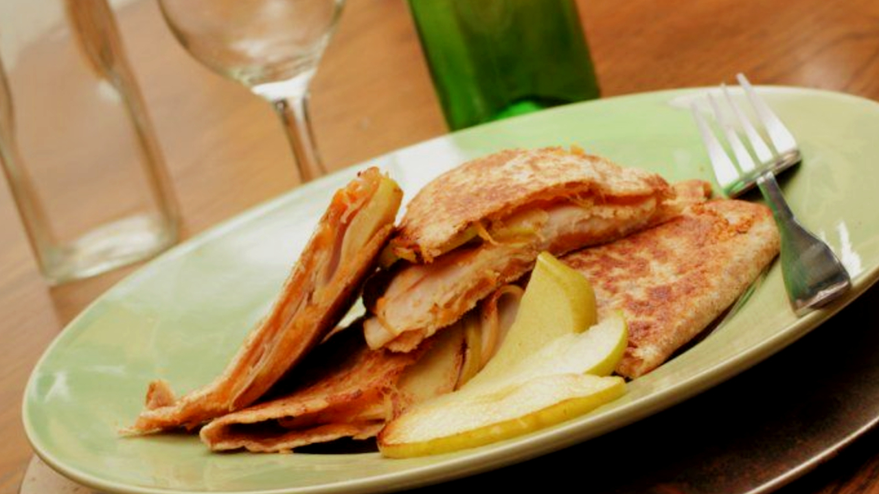 No-siempre-son-saladas-Preparas-unas-ricas-quesadillas-de-manzana 17/06/20