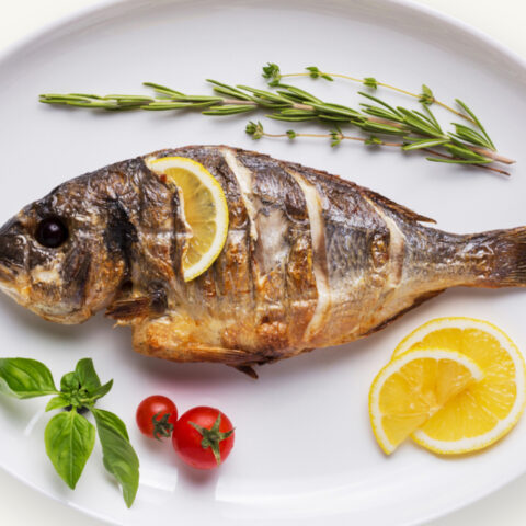 Esto-es-lo-que-debes-y-no-debes-de-hacer-si-se-te-atora-una-espina-de-pescado-en-la-garganta 07/07/20