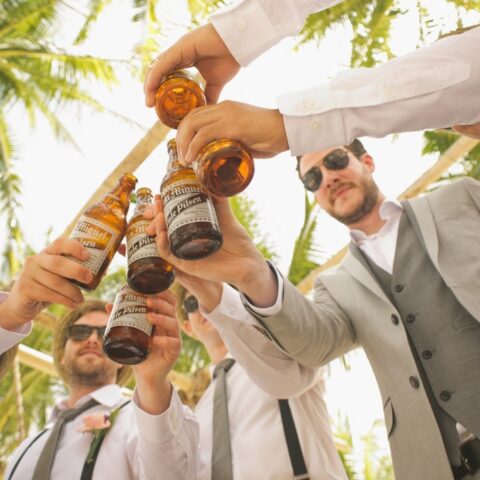 hombres-alcohol-atraidos-amigos-cerveza-10-de-abril-2020