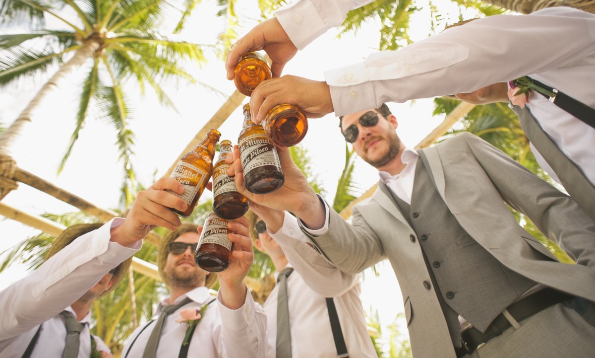 hombres-alcohol-atraidos-amigos-cerveza-10-de-abril-2020
