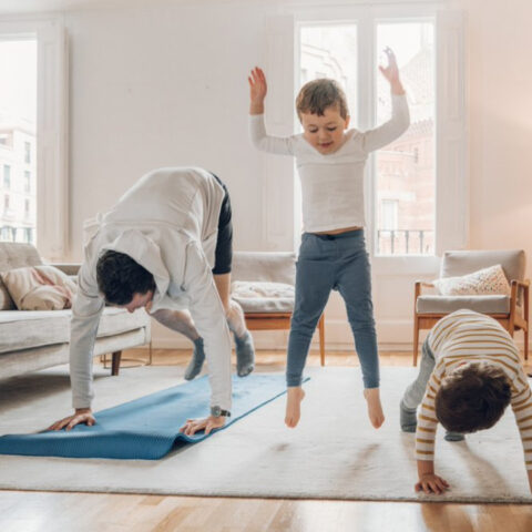 Es muy importante que tu hijo haga ejercicio mientras estudia desde casa 12/08/20