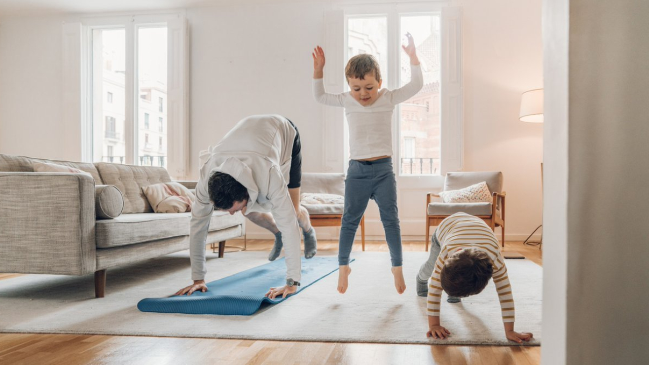 Es muy importante que tu hijo haga ejercicio mientras estudia desde casa 12/08/20