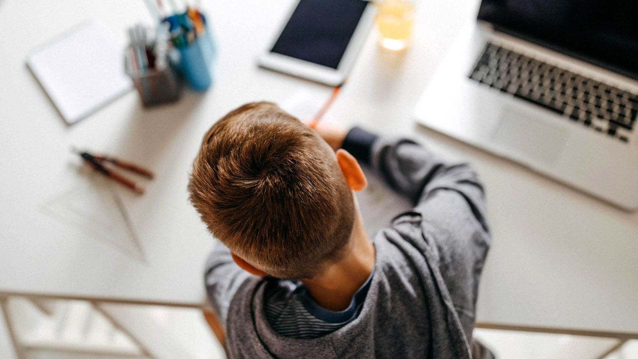 Es muy importante que tu hijo haga ejercicio mientras estudia desde casa 12/08/20