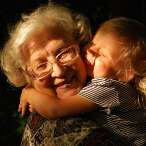 La ciencia confirma que los niños necesitan a sus abuelas para ser felices