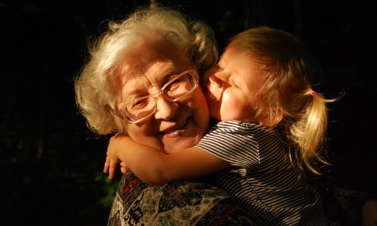 La ciencia confirma que los niños necesitan a sus abuelas para ser felices