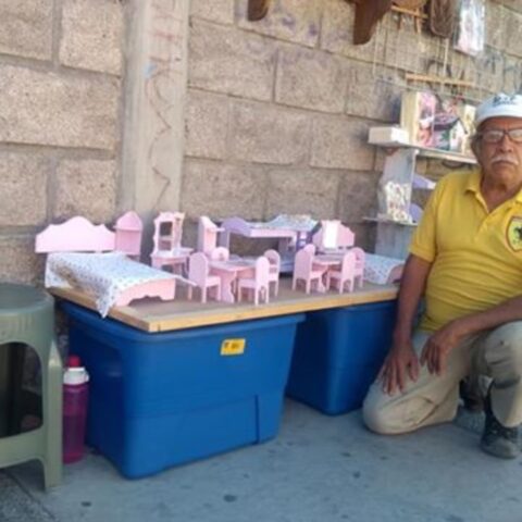 abuelito pide ayuda para vender sus artesanias en facebook y se vuelve viral