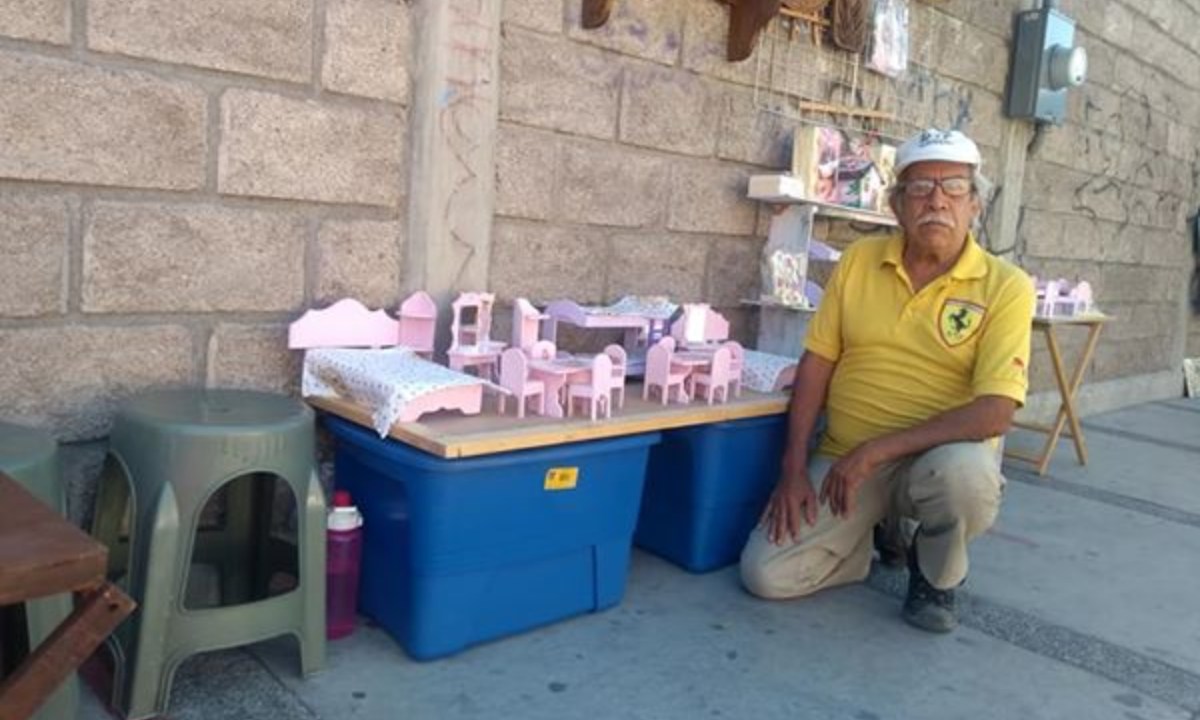 abuelito pide ayuda para vender sus artesanias en facebook y se vuelve viral