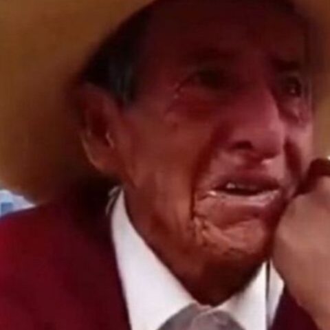 abuelito llora por la exigencia de sus hijos de que les de la herencia en vida