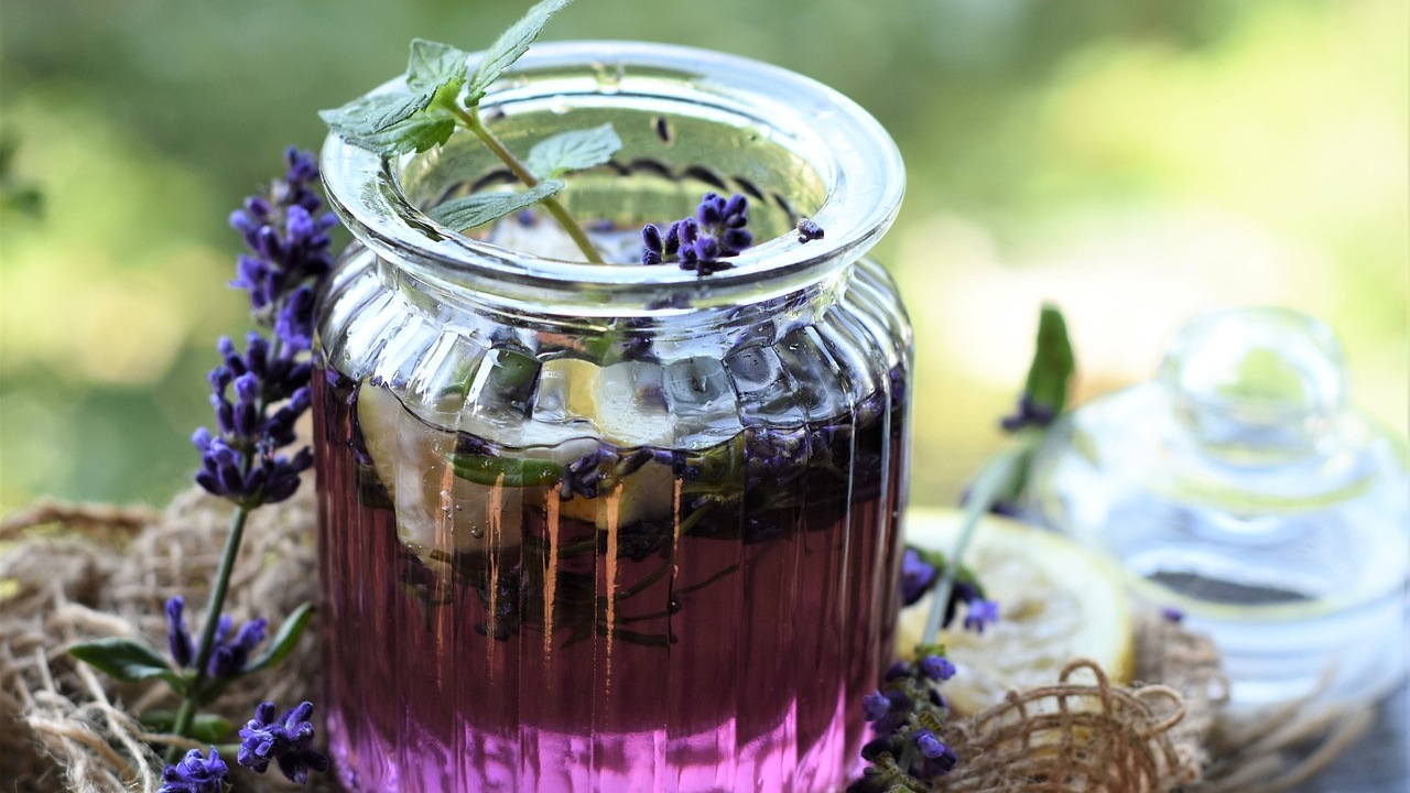 agua de lavanda para aromatizar tu casa te contamos como hacerla