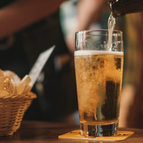 Beber cerveza te hace un mejor amante segun un estudio, conoce sus beneficios en el sexo