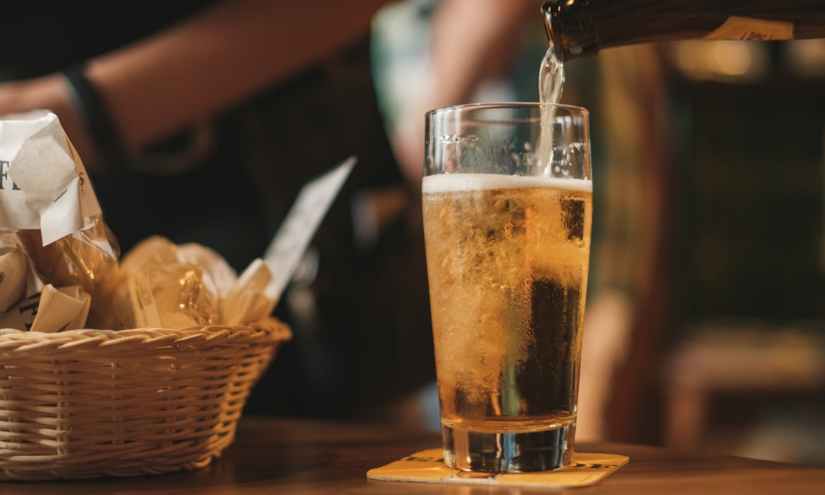 Beber cerveza te hace un mejor amante segun un estudio, conoce sus beneficios en el sexo