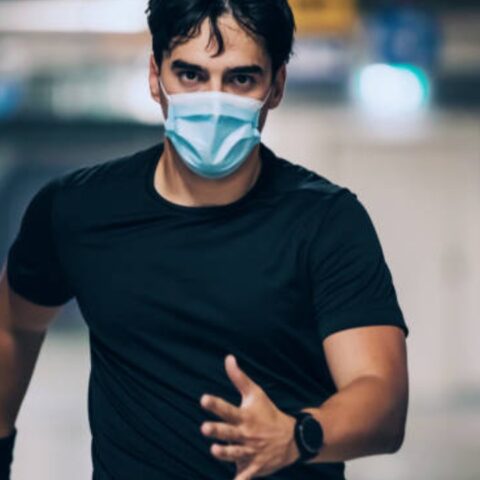 Un doctor corre con cubrebocas para demostrar que no afecta niveles oxigeno