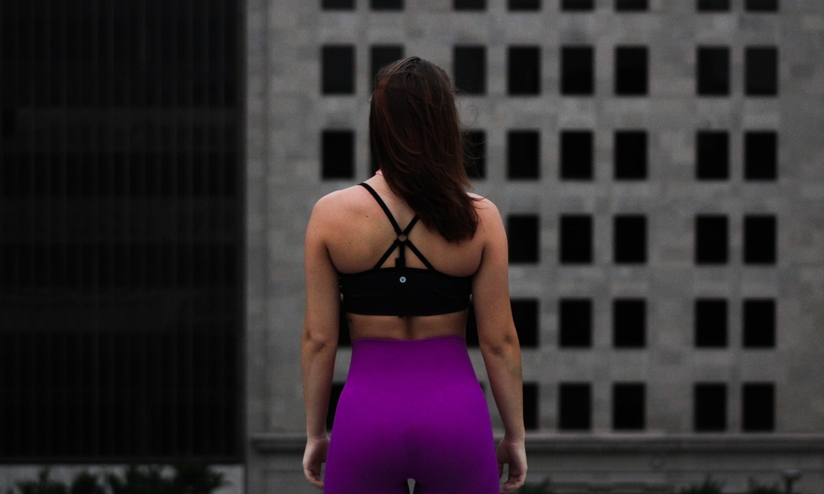 Los mejores ejercicios para eliminar los gorditos y grasa de la espalda