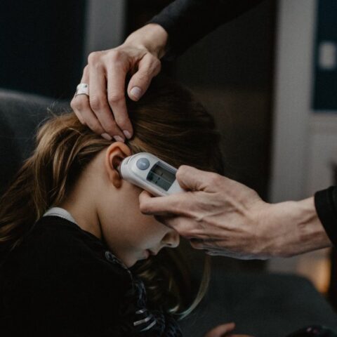 Niños podrian portar altos niveles de coronavirus segun un estudio