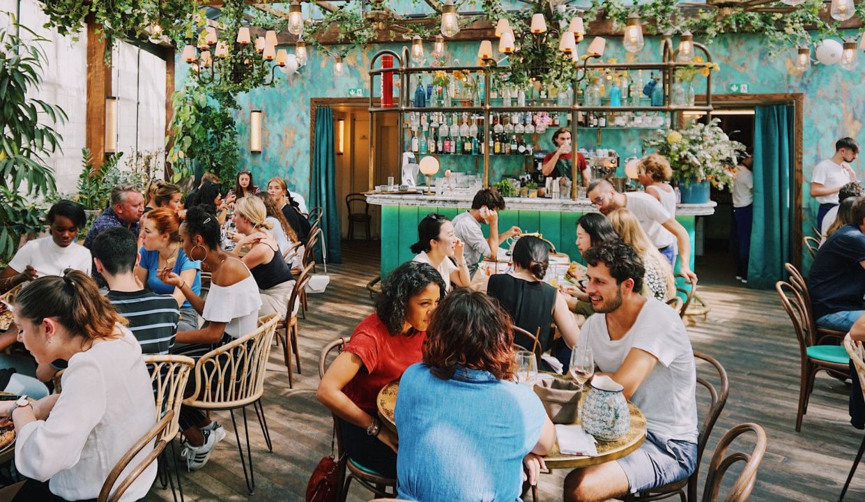 Decir provecho en un restaurante es de mala educacion