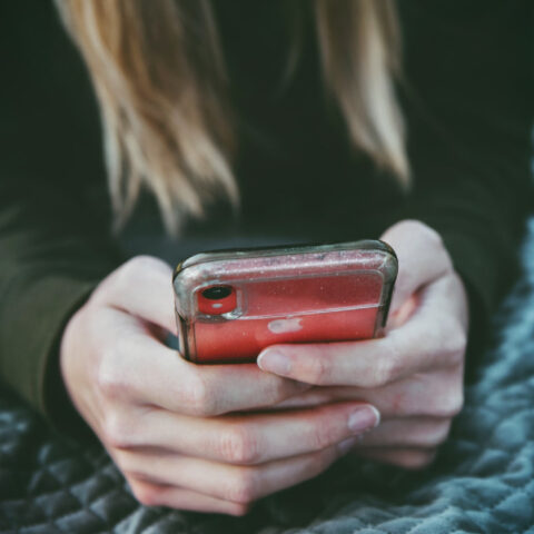 ¿Publicas mucho en tus redes sociales? Estudio indica que estas triste y te sientes muy sola 06/08/20