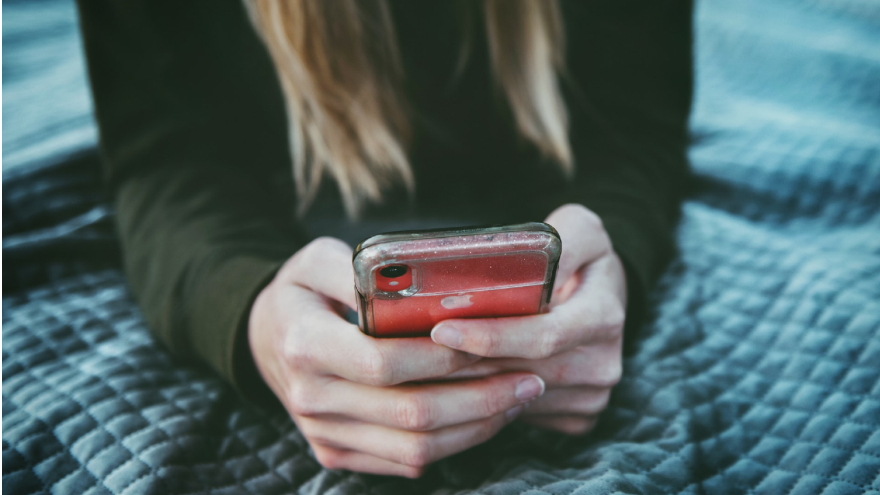 ¿Publicas mucho en tus redes sociales? Estudio indica que estas triste y te sientes muy sola 06/08/20