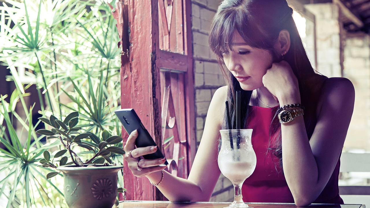 ¿Publicas mucho en tus redes sociales? Estudio indica que estas triste y te sientes muy sola 06/08/20