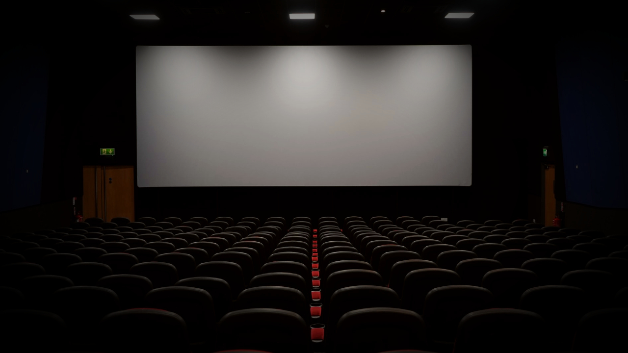 Crea un cine en casa y diviértete en familia sin riesgo alguno