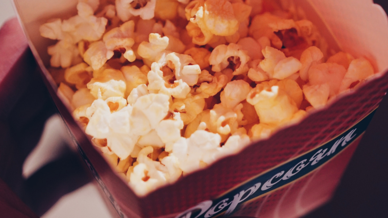 Crea un cine en casa y diviértete en familia sin riesgo alguno