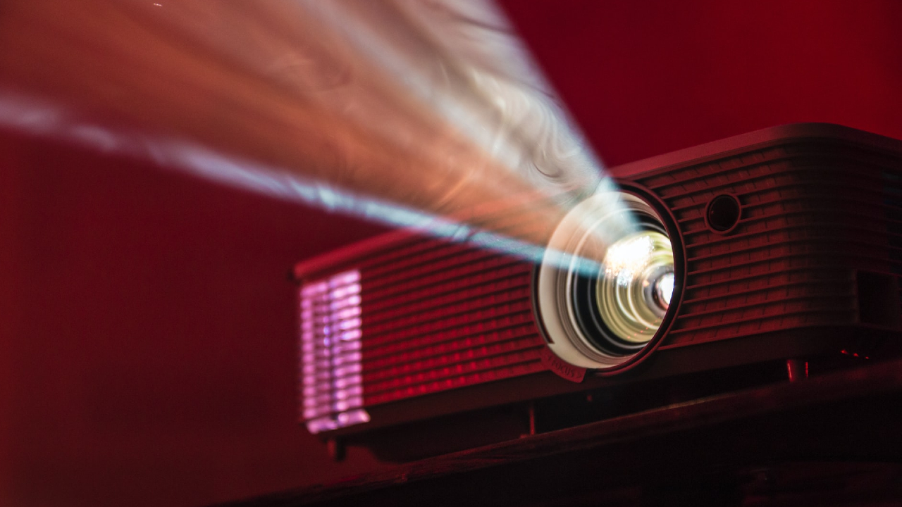 Crea un cine en casa y diviértete en familia sin riesgo alguno