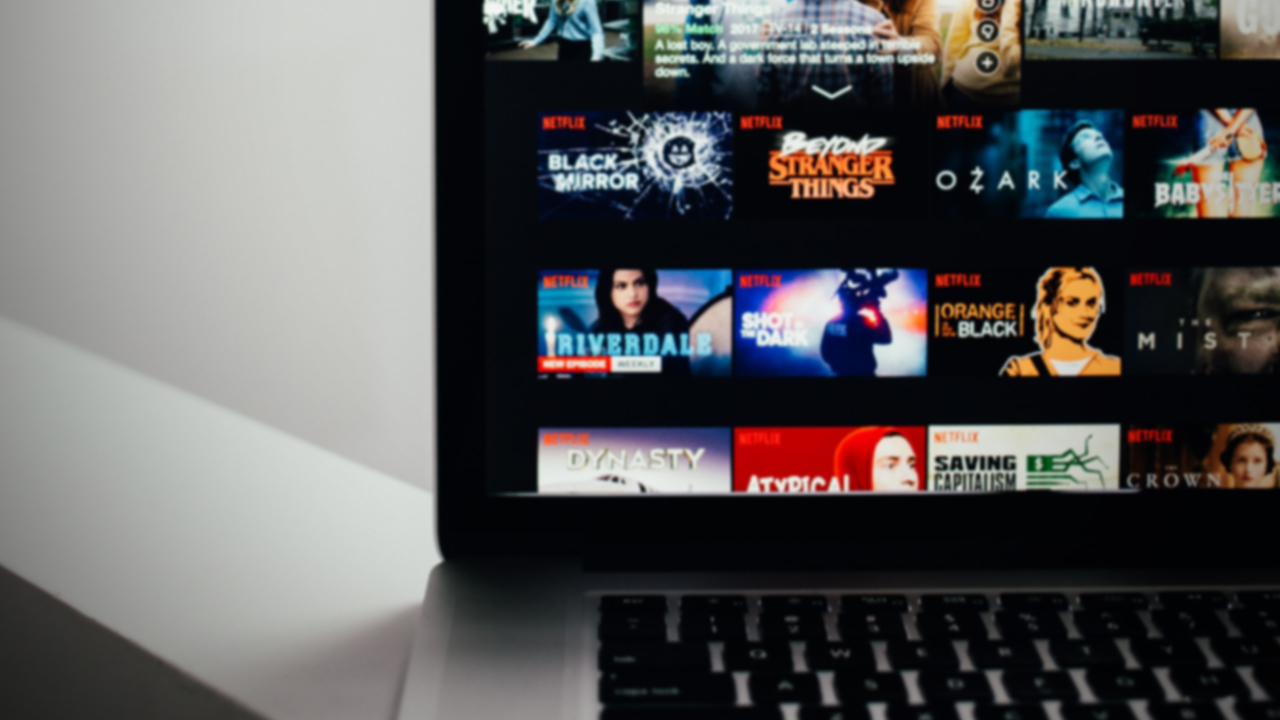 Crea un cine en casa y diviértete en familia sin riesgo alguno