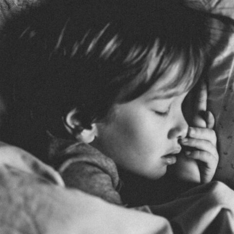 Los niños que duermen hasta tarde podrían sufrir serias consecuencias es peligroso para su cerebro