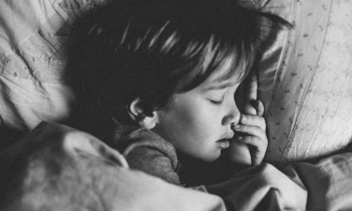 Los niños que duermen hasta tarde podrían sufrir serias consecuencias es peligroso para su cerebro