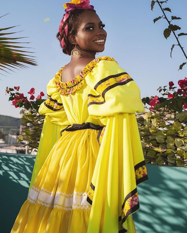 blessing chukwu modelo afromexicana posa en vestido tipico