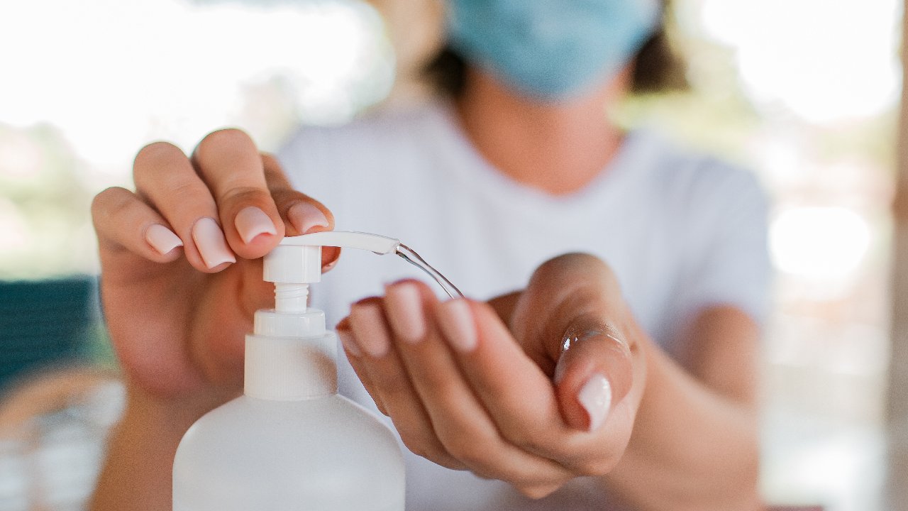 cuidar manos gel antibacterial