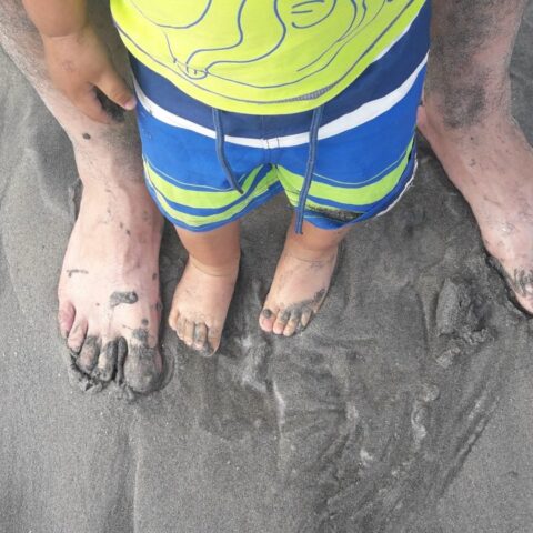 un bebé descalzo es mas feliz e inteligente