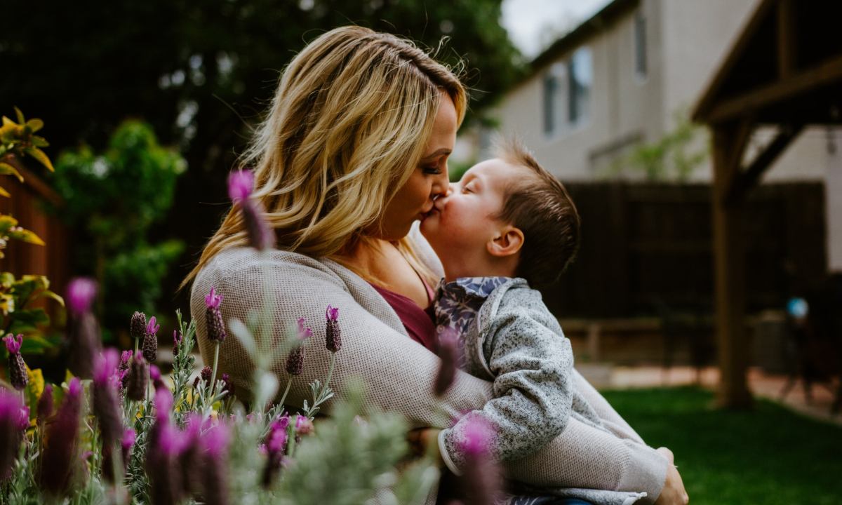 por que nunca debes besar a un bebe en la boca podria ser mortal