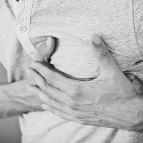 como actuar ante un ataque al corazon si estas solo