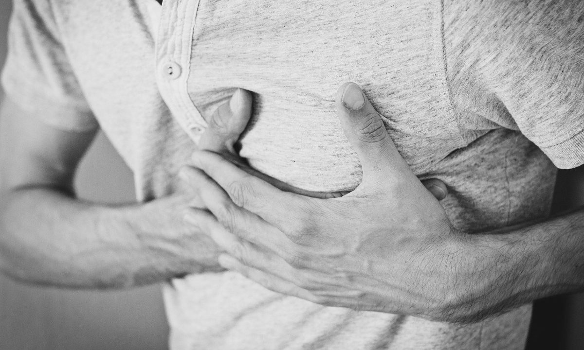 como actuar ante un ataque al corazon si estas solo