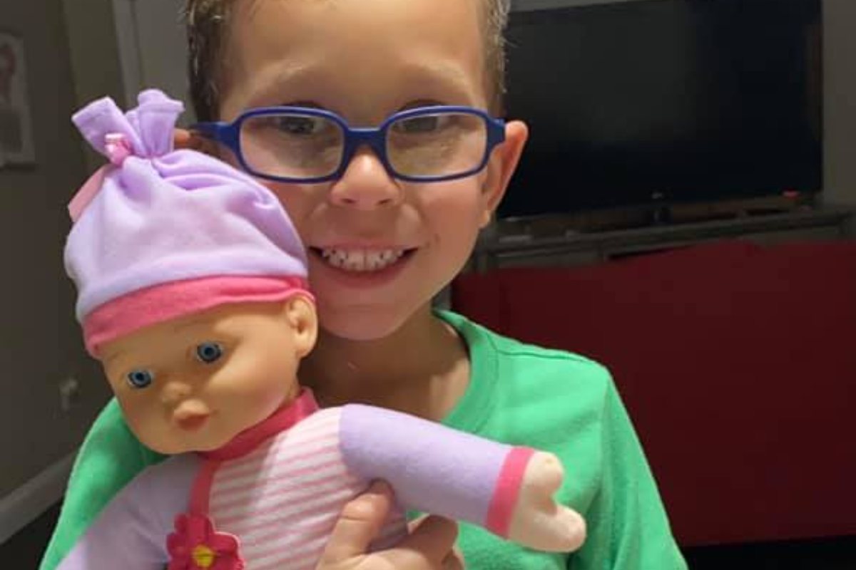 niño pide de regalo una muñeca a su mama