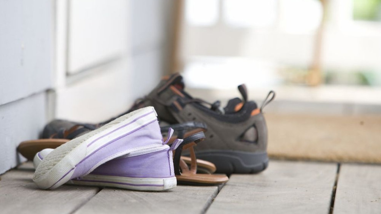 quitarse los zapatos