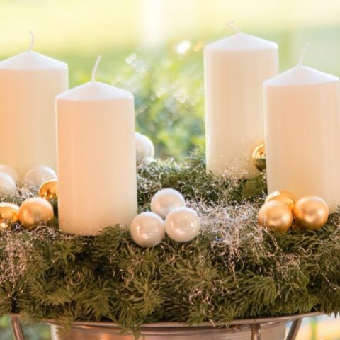 que debe llevar una corona de adviento significado