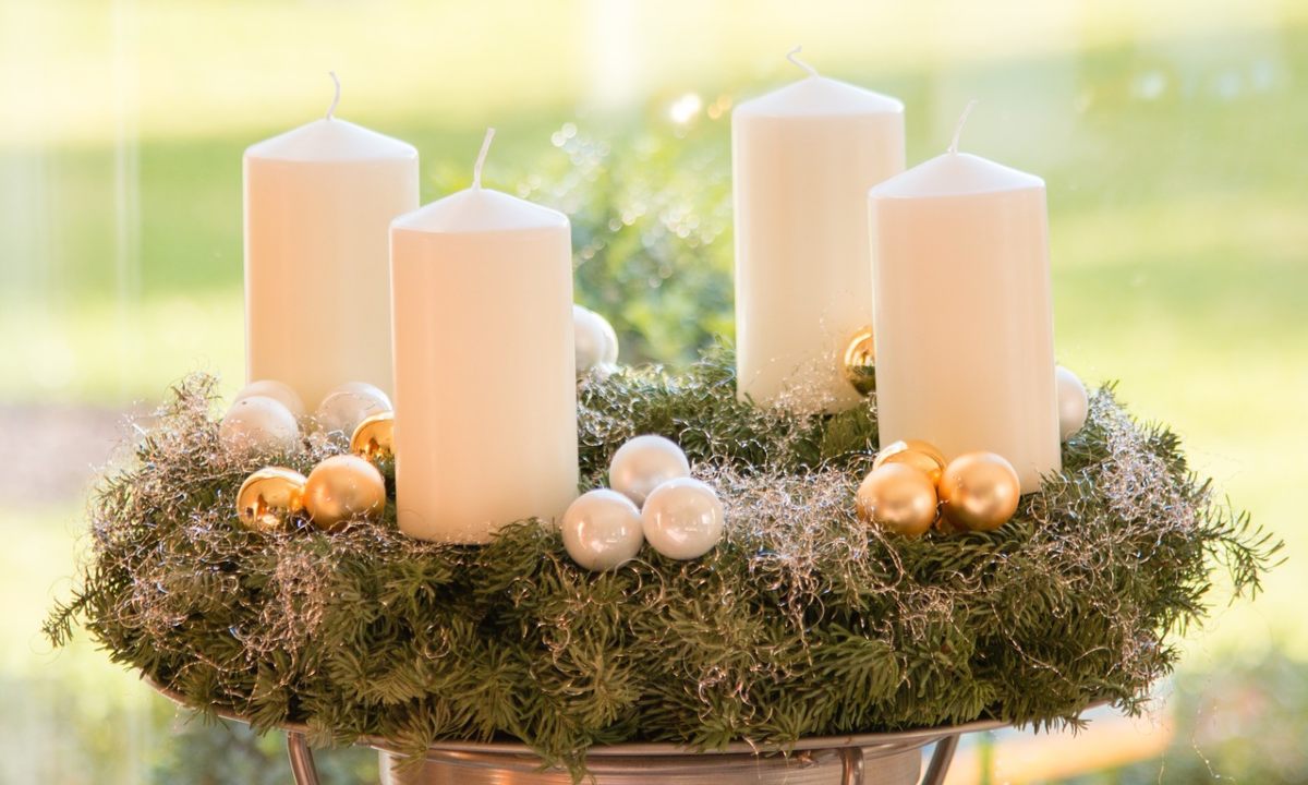 que debe llevar una corona de adviento significado