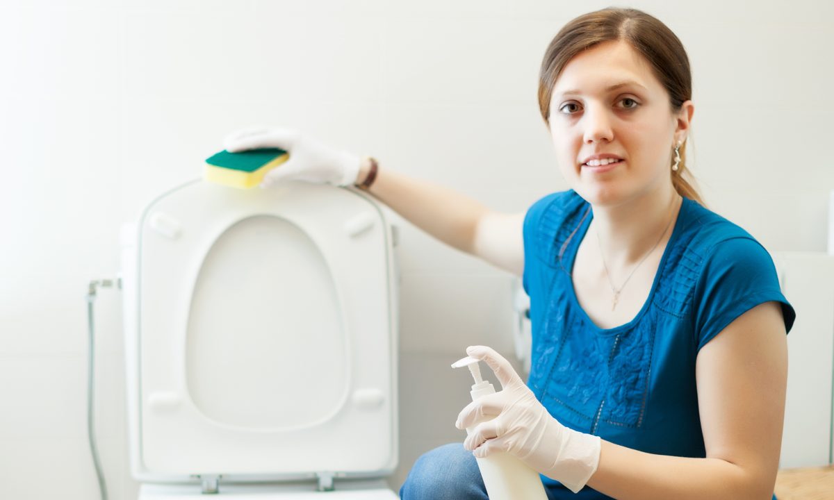 truco para blanquear y desinfectar el tanque del inodoro