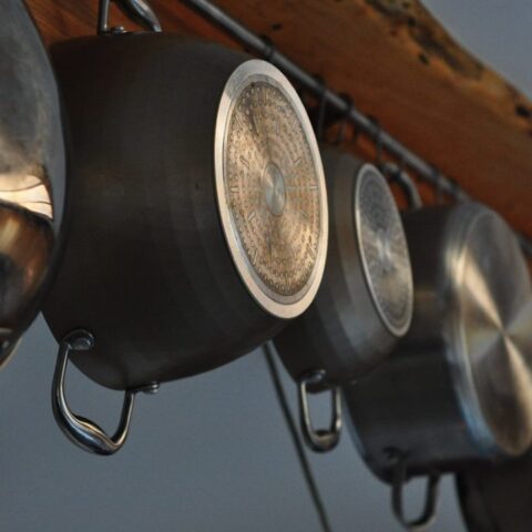 como limpiar base de ollas y sartenes