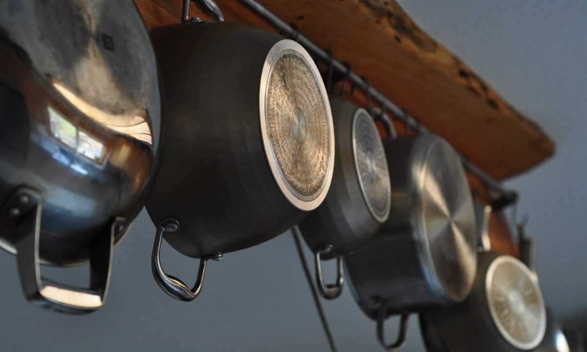 como limpiar base de ollas y sartenes