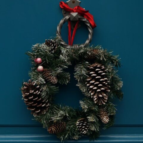 corona de Navidad en la puerta