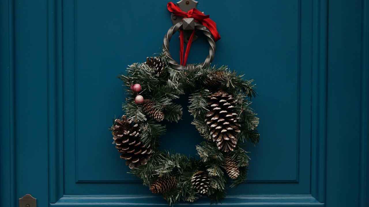 corona de Navidad en la puerta