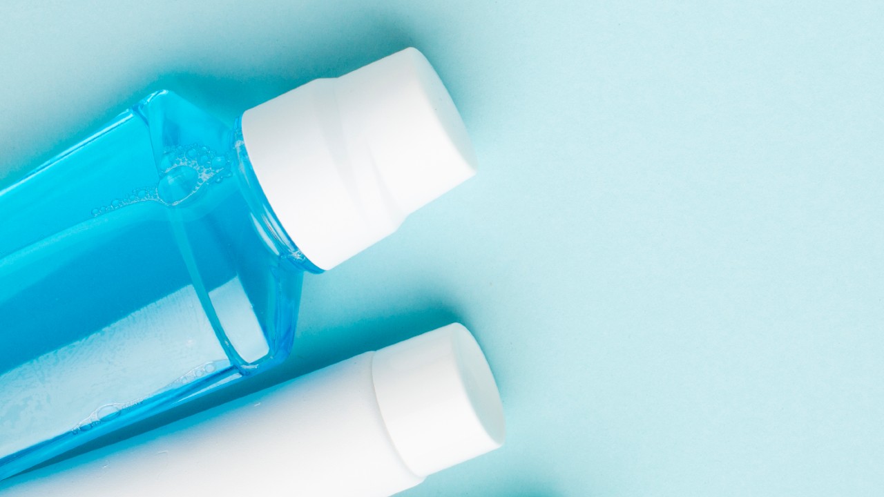 enjuague bucal y pasta de dientes